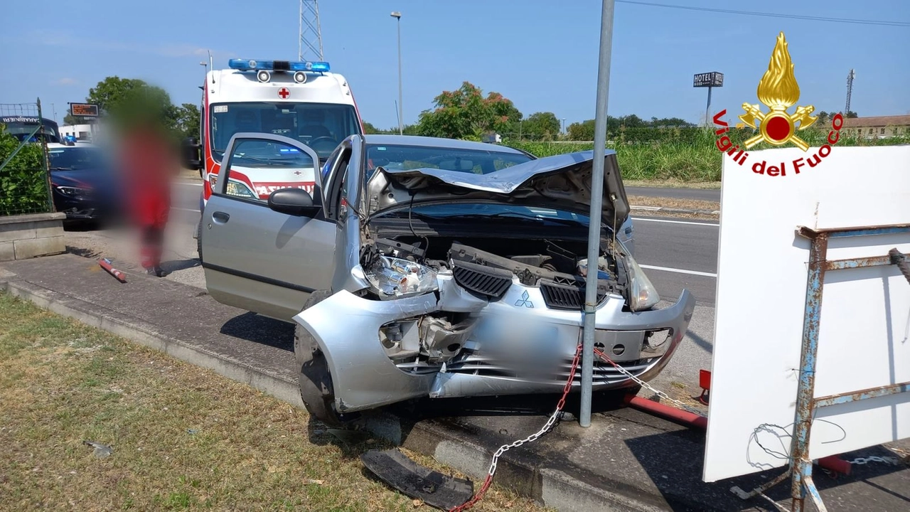Le tre auto si sono scontrate sulla via Emilia Le tre auto si sono scontrate sulla via Emilia