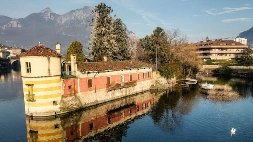 L'isola Viscontea nel tratto di Adda che costeggia Lecco L'isola Viscontea nel tratto di Adda che costeggia Lecco