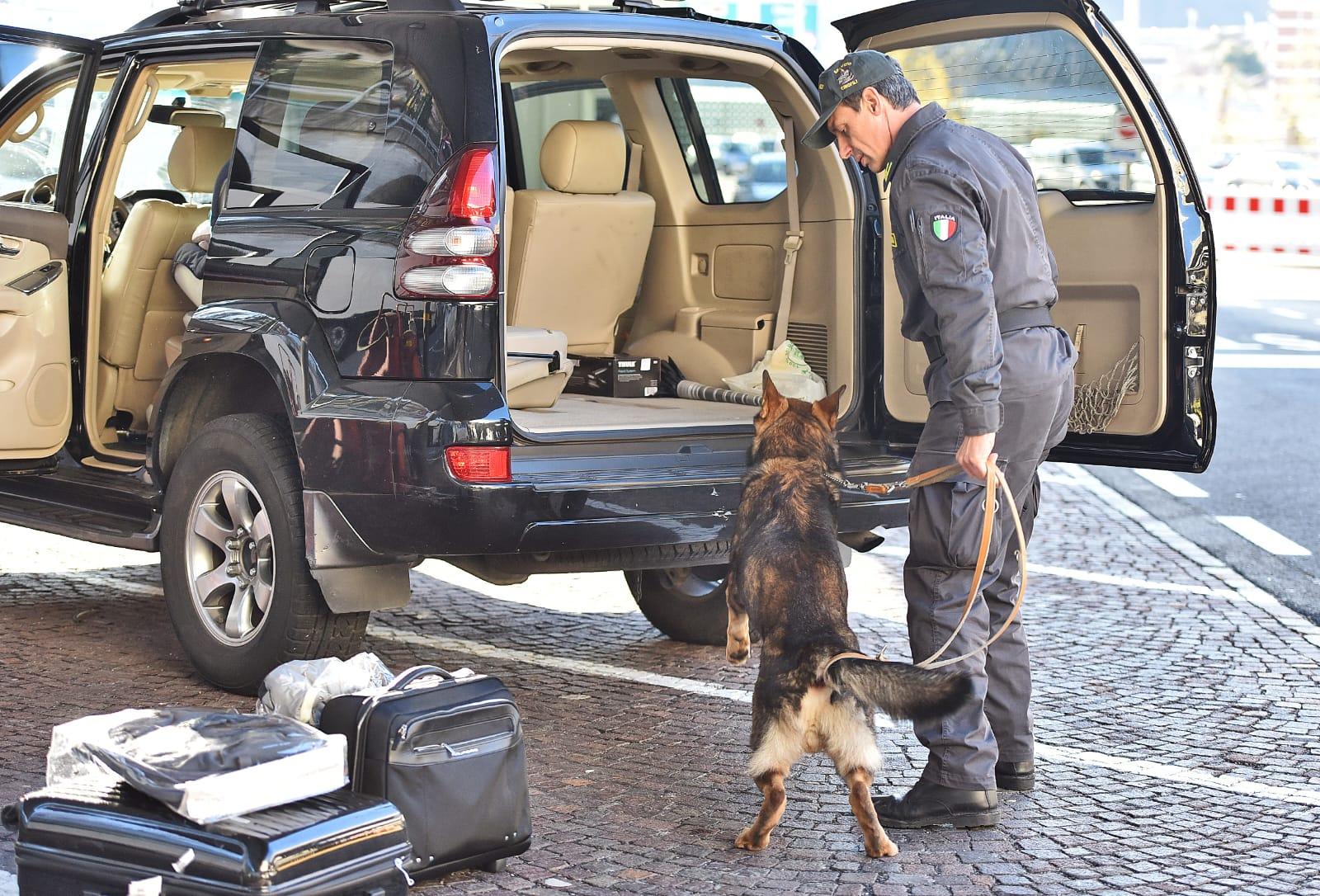 Como, 18 chili di cocaina sotto il sedile: sull’auto fermata in dogana due “turisti” armati Como, 18 chili di cocaina sotto il sedile: sull’auto fermata in dogana due “turisti” armati