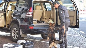 Como, 18 chili di cocaina sotto il sedile: sull’auto fermata in dogana due “turisti” armati