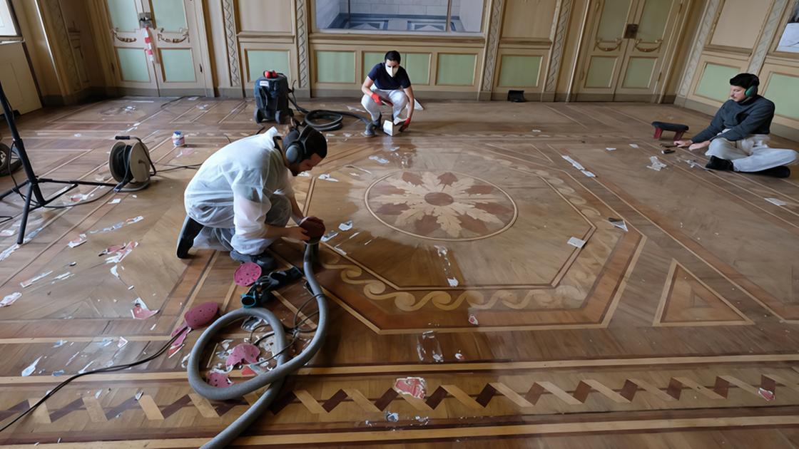 Lavori in corso alla Villa Reale. Nella Sala degli Specchi si restaura il pavimento ligneo