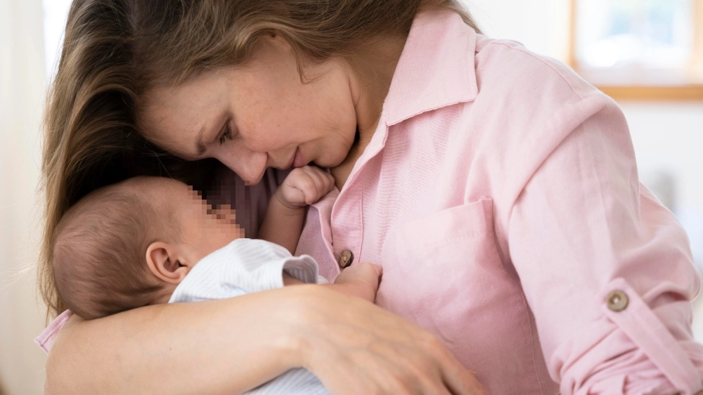 Una mamma abbraccia il proprio neonato (foto di archivio) Una mamma abbraccia il proprio neonato (foto di archivio)