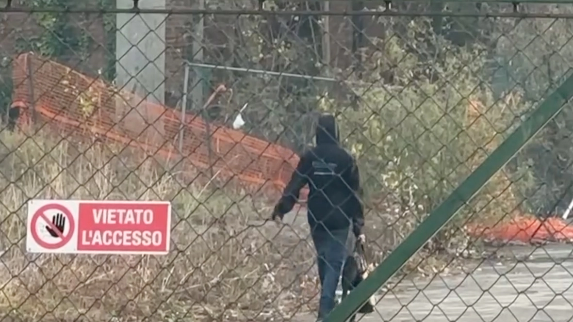 A ogni ora del giorno e della notte è un continuo viavai di persone che entrano nell’ex Snia per comprare la droga o per dormire A ogni ora del giorno e della notte è un continuo viavai di persone che entrano nell’ex Snia per comprare la droga o per dormire