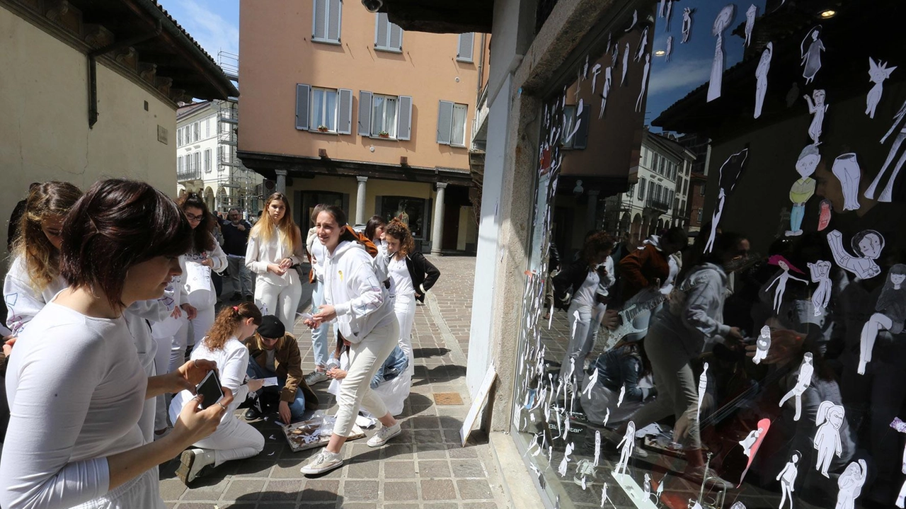 Mercoledì la reunion di una parte dei 230 talenti che hanno esposto a rotazione per due o tre settimane nel piccolo spazio affacciato sul duomo di Monza. Mercoledì la reunion di una parte dei 230 talenti che hanno esposto a rotazione per due o tre settimane nel piccolo spazio affacciato sul duomo di Monza.