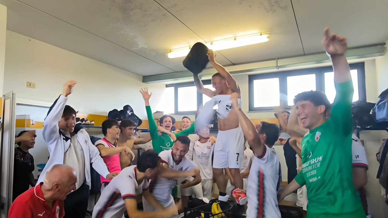La festa dei calciatori della Caronnese subito dopo il pareggio con la Rhodense che è valso il passaggio alla finale contro la Solbiatese