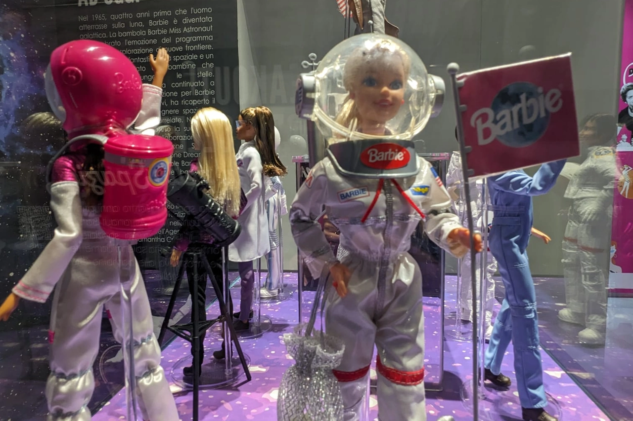 Barbie nello Spazio alla mostra 'Barbie: A Cultural Icon Exhibition'