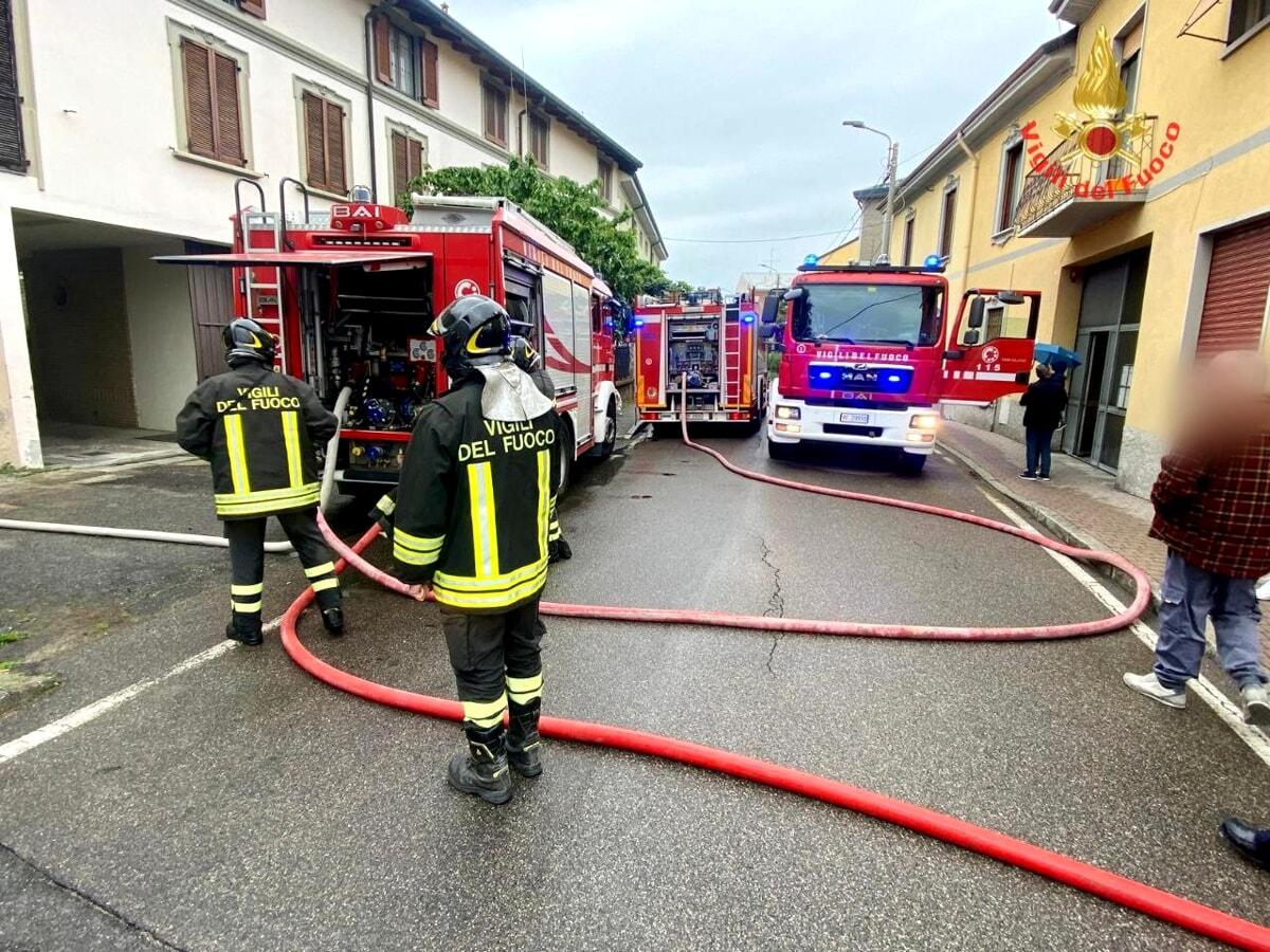 incendio a cinisello balsamo evacuate 30 persone le fiamme si sono propagate per effetto camino