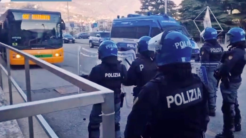 A fine partita i supporter lariani hanno puntato le navette degli 800 brianzoli . Lanci di oggetti verso le forze dell’ordine che hanno evitato il contatto.