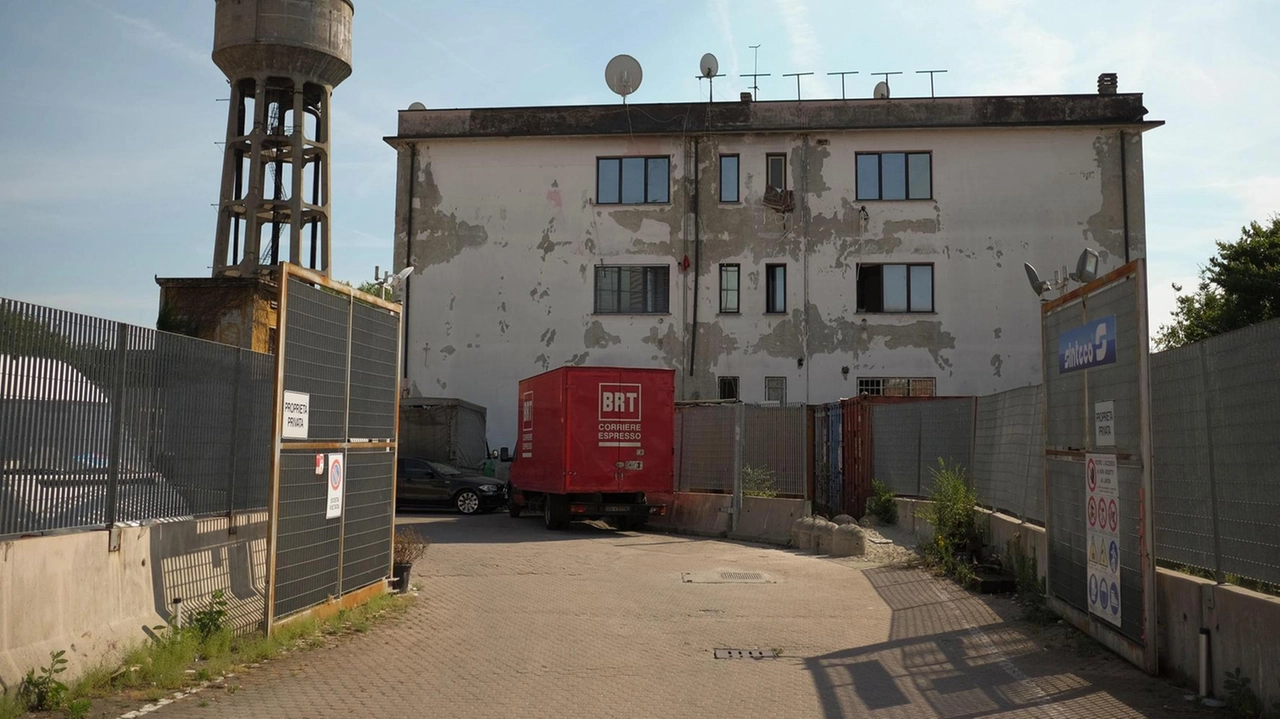 Sesto, nuove occupazioni al palazzone del degrado di via Trento 106. Gli occupanti, per lo più abusivi, si sono allacciati alla cabina dell’Enel. Sesto, nuove occupazioni al palazzone del degrado di via Trento 106. Gli occupanti, per lo più abusivi, si sono allacciati alla cabina dell’Enel.