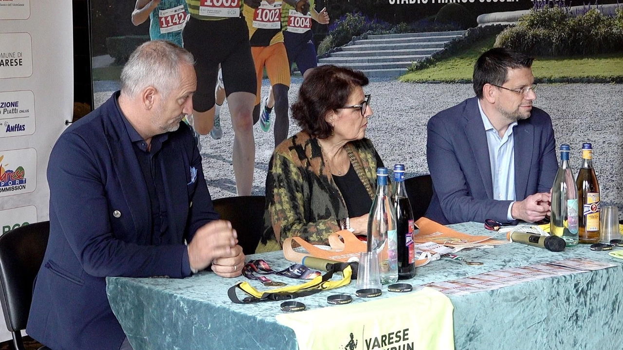 La presentazione della Varese City Run ieri a Palazzo Estense con partner e sponsor La presentazione della Varese City Run ieri a Palazzo Estense con partner e sponsor