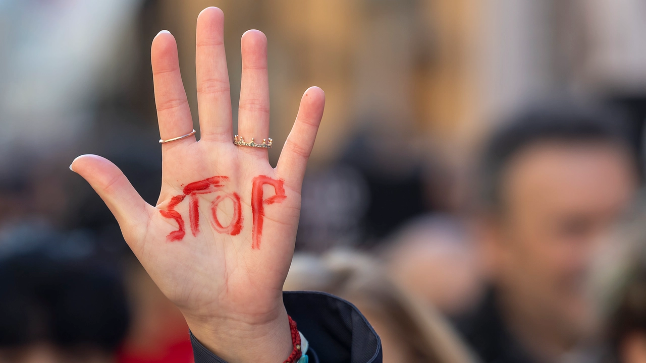 Una manifestazione contro la violenza di genere Una manifestazione contro la violenza di genere