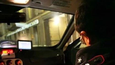 In preda ai fumi di alcol e droga maltrattava la madre con aggressioni fisiche e verbali. Lui la riteneva responsabile... In preda ai fumi di alcol e droga maltrattava la madre con aggressioni fisiche e verbali. Lui la riteneva responsabile...