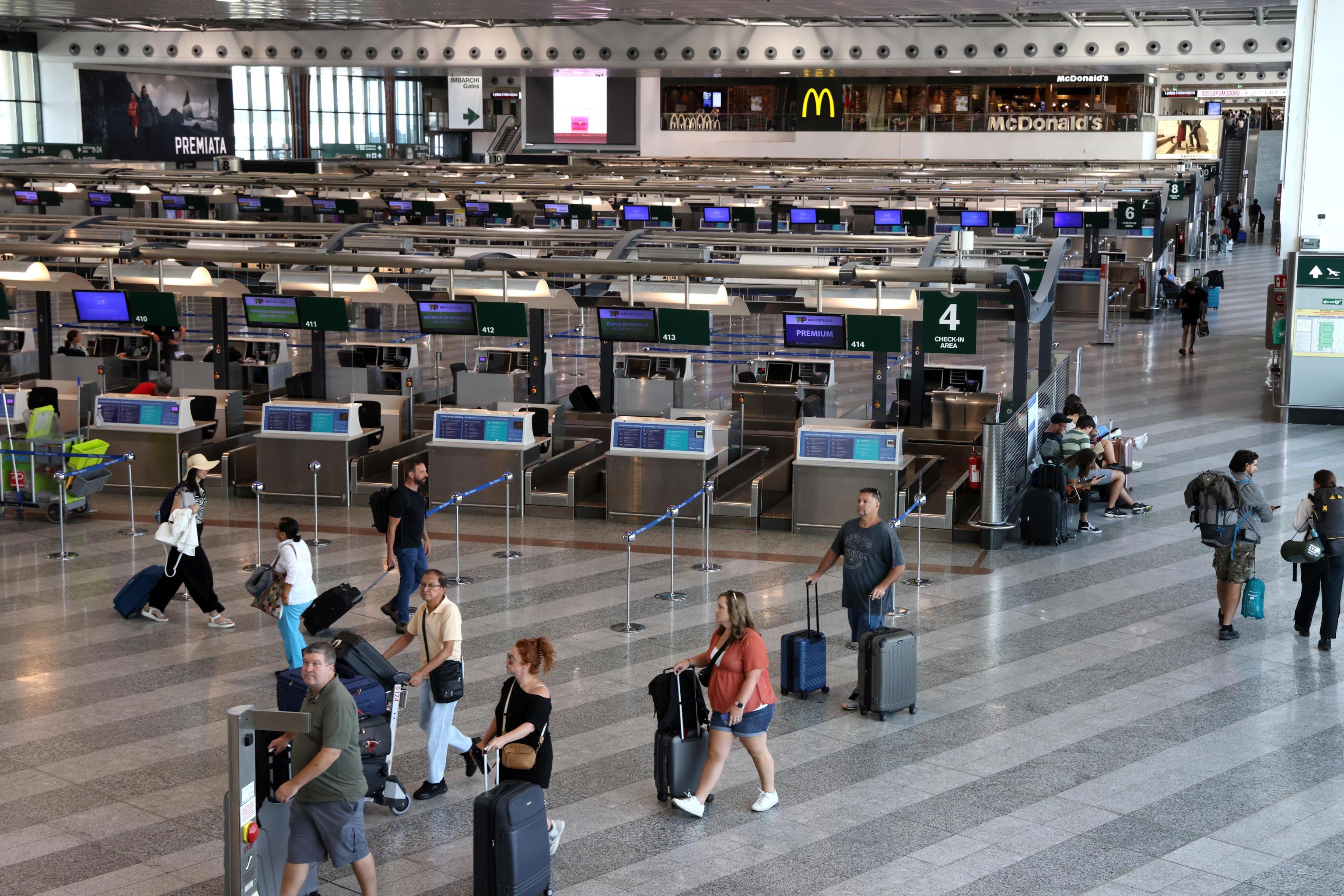 “Una violenza sessuale non si basa sui secondi”. La hostess di Malpensa molestata dal sindacalista: ecco perché la Cassazione lo rimanda davanti ai giudici “Una violenza sessuale non si basa sui secondi”. La hostess di Malpensa molestata dal sindacalista: ecco perché la Cassazione lo rimanda davanti ai giudici