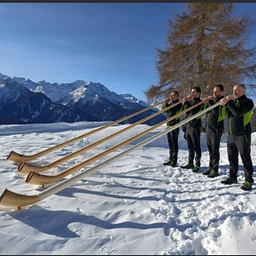 Ecco i Dolomiti Horn. Il corno delle Alpi risuona sul lago