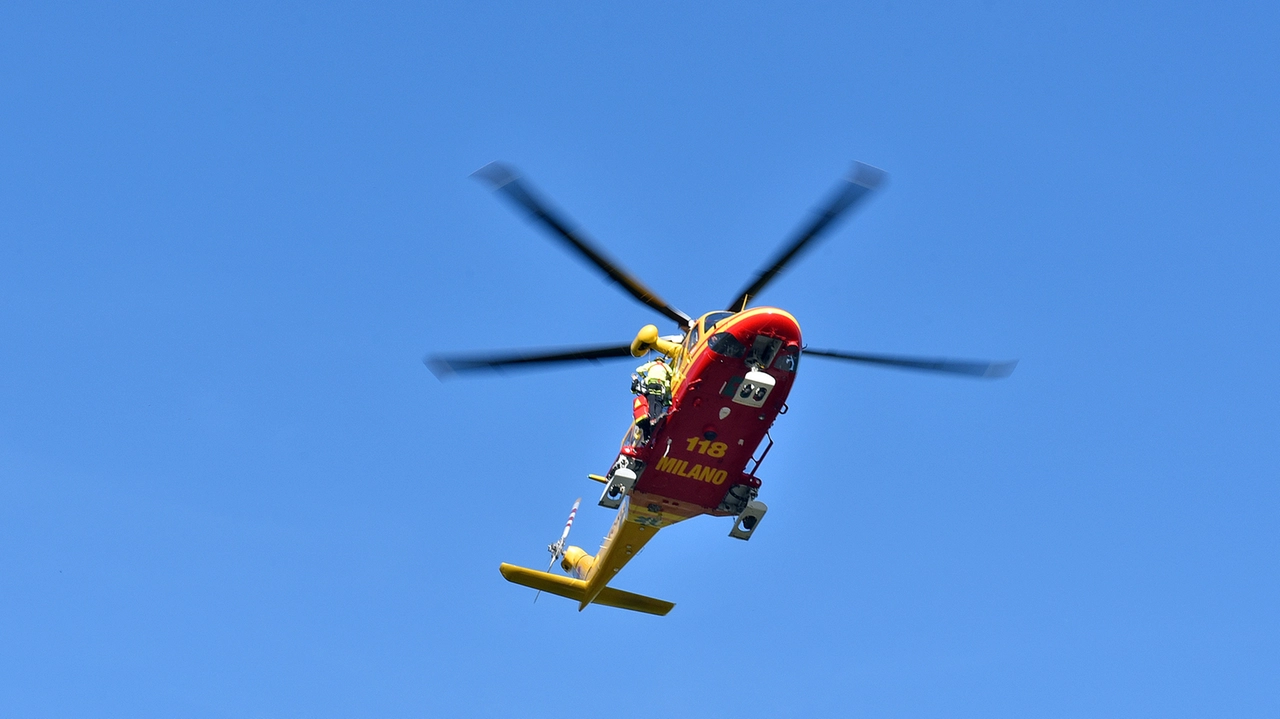 L’uomo è stato portato in ospedale in elisoccorso