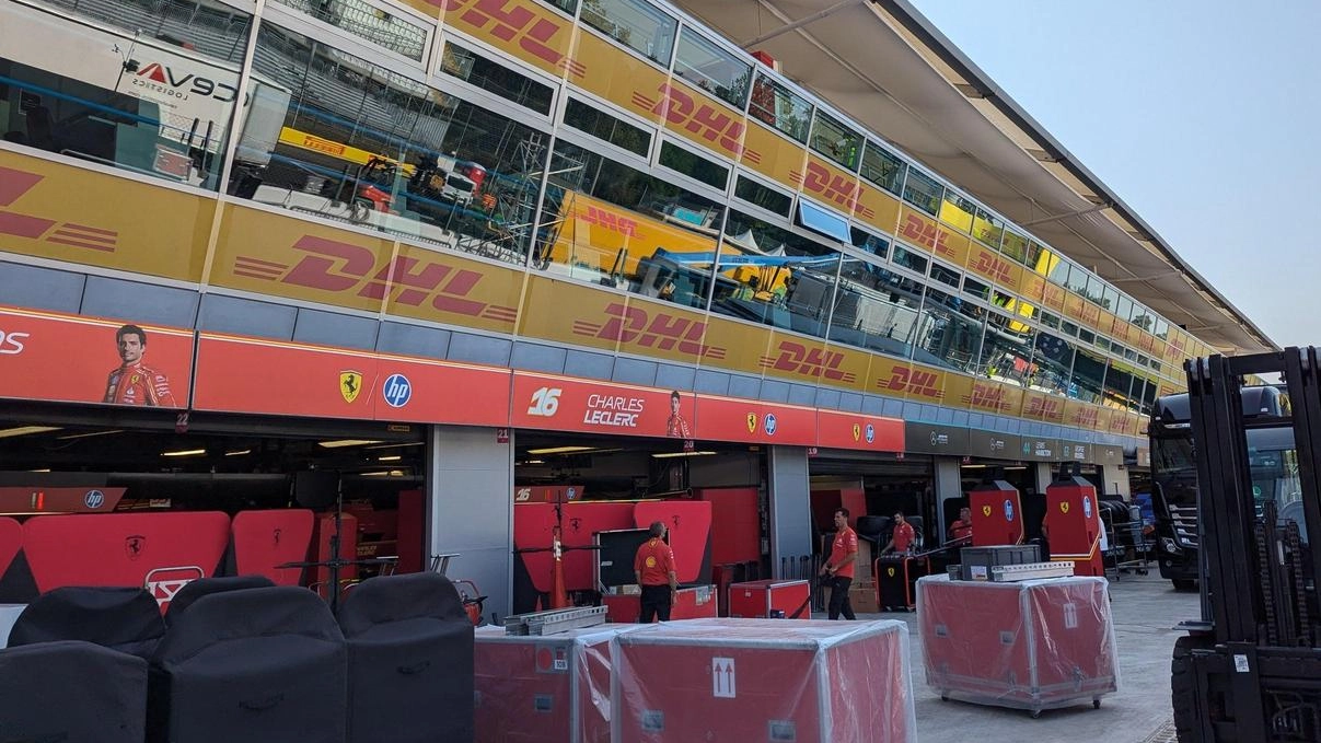 Al lavoro un centinaio di tecnici specializzati di Dhl Motorsports. Hanno movimentato 1.400 tonnellate di merci e posato 17 chilometri di cavi. Al lavoro un centinaio di tecnici specializzati di Dhl Motorsports. Hanno movimentato 1.400 tonnellate di merci e posato 17 chilometri di cavi.