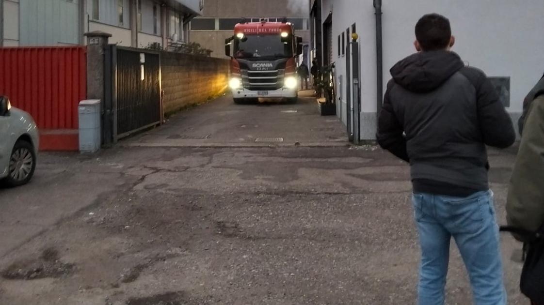 nerviano accende un fuoco per riscaldarsi e scatena un incendio   due camion per i traslochi distrutti e un operaio 27enne ustionato
