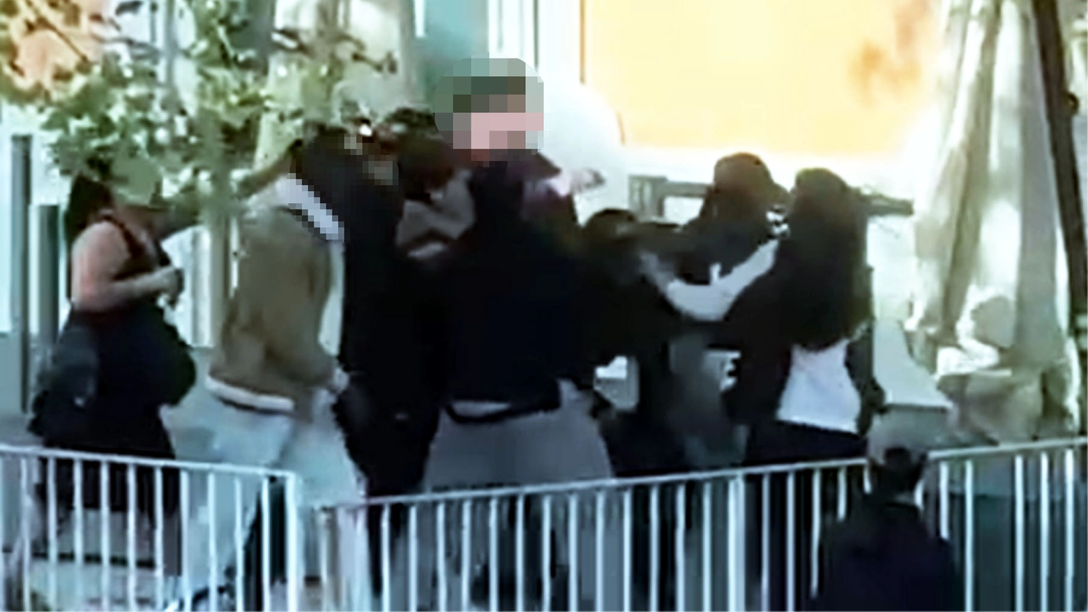 La maxi-rissa andata in scena a Lecco in un frame da uno dei video girati dai passanti