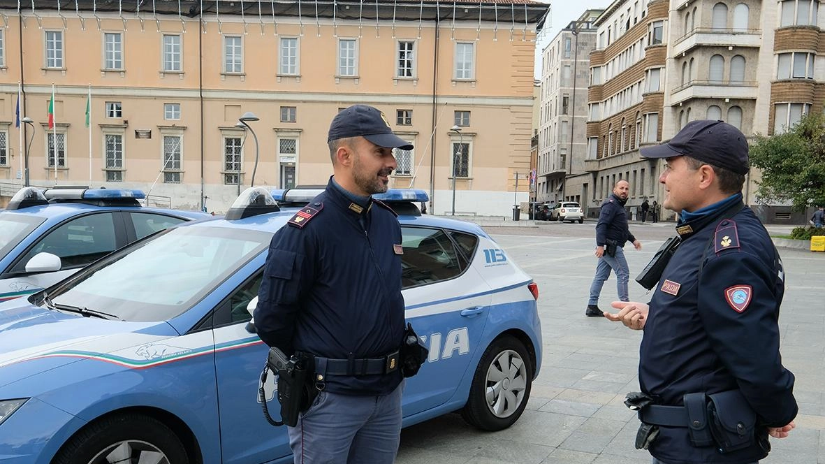 La polizia ha rintracciato due dei tre autori della rapina nel cuore del centro storico La polizia ha rintracciato due dei tre autori della rapina nel cuore del centro storico