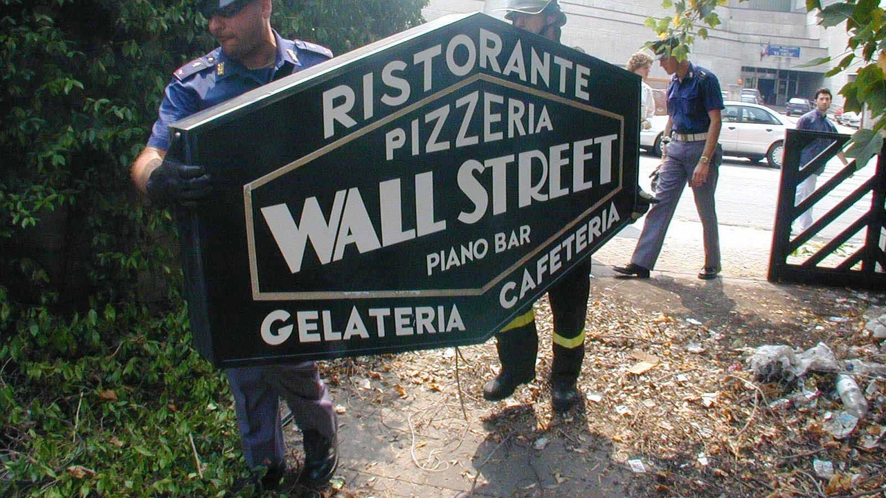 Una foto che è entrata nella storia del Lecchese. Il locale venne sequestrato al boss Una foto che è entrata nella storia del Lecchese. Il locale venne sequestrato al boss