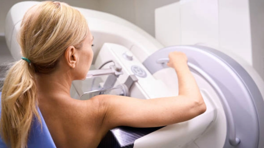 Una donna si sottopone a una mammografia