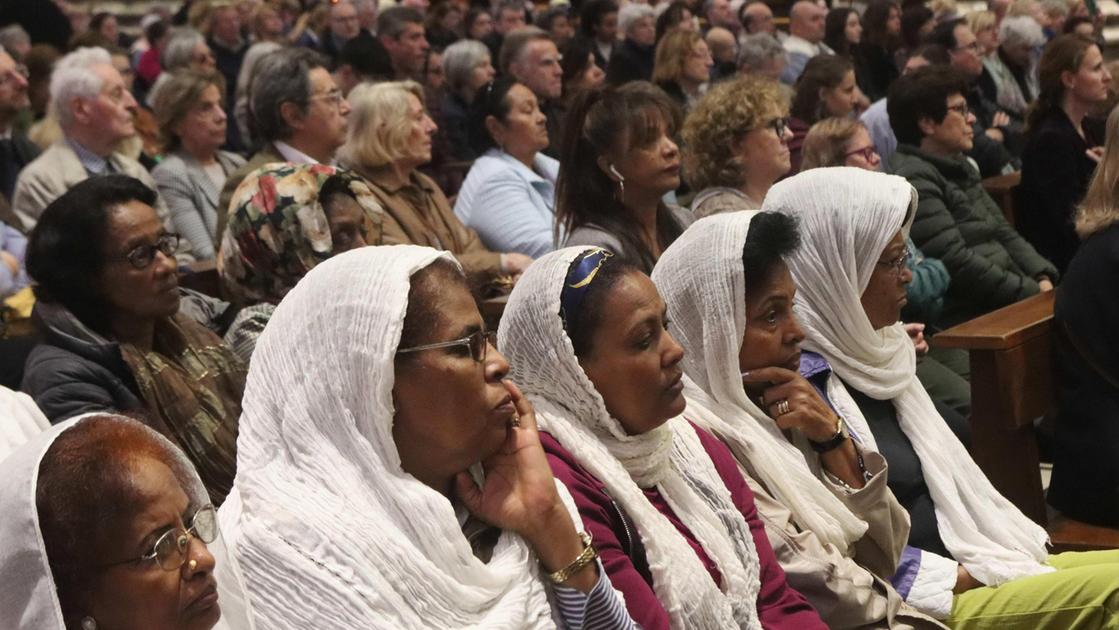 L’omaggio a Francesco. Fila di fedeli in Duomo: "Importante essere qui. Ci sentiamo come orfani"
