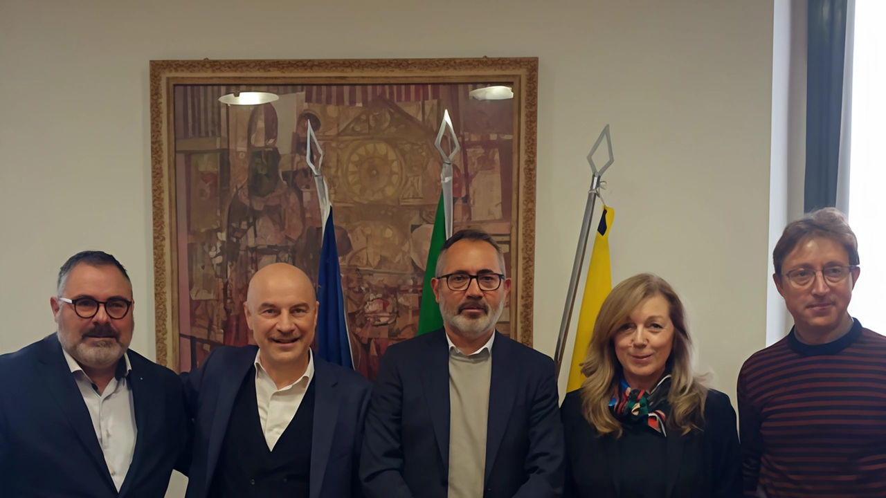 I firmatari del patto: il sindaco Luca Del Gobbo il segretario generale Diana Naverio e i rappresentanti sindacali Mario Principe (Cgil) Eros Lanzoni (Cisl) e Luigi Tripodi (Uil) I firmatari del patto: il sindaco Luca Del Gobbo il segretario generale Diana Naverio e i rappresentanti sindacali Mario Principe (Cgil) Eros Lanzoni (Cisl) e Luigi Tripodi (Uil)