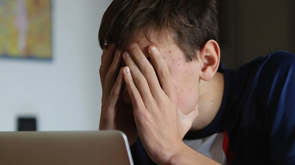L’incubo del giovane è finito grazie a una donna che lavora insieme a lui: ha segnalato quanto accadeva alla direzione del personale L’incubo del giovane è finito grazie a una donna che lavora insieme a lui: ha segnalato quanto accadeva alla direzione del personale
