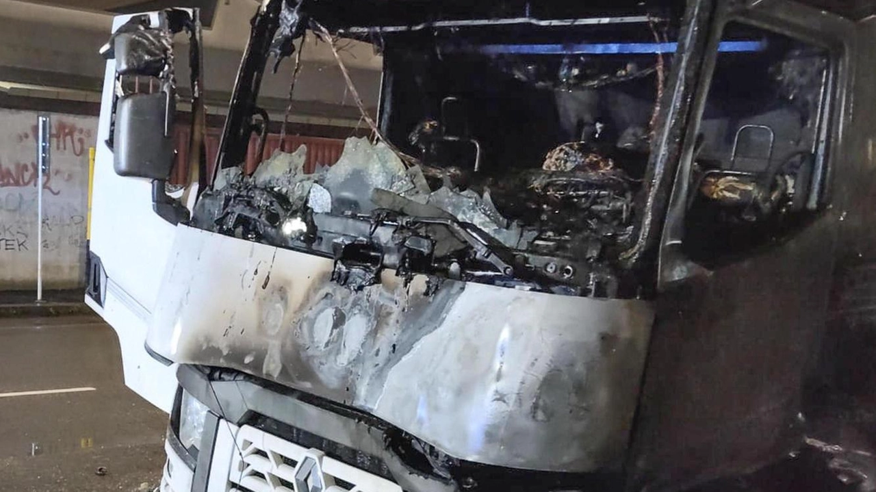 Un autista di Fed Logistica, Petre Giurma, è morto carbonizzato in un incendio a Modena. Tentativo di salvataggio fallito. Un autista di Fed Logistica, Petre Giurma, è morto carbonizzato in un incendio a Modena. Tentativo di salvataggio fallito.