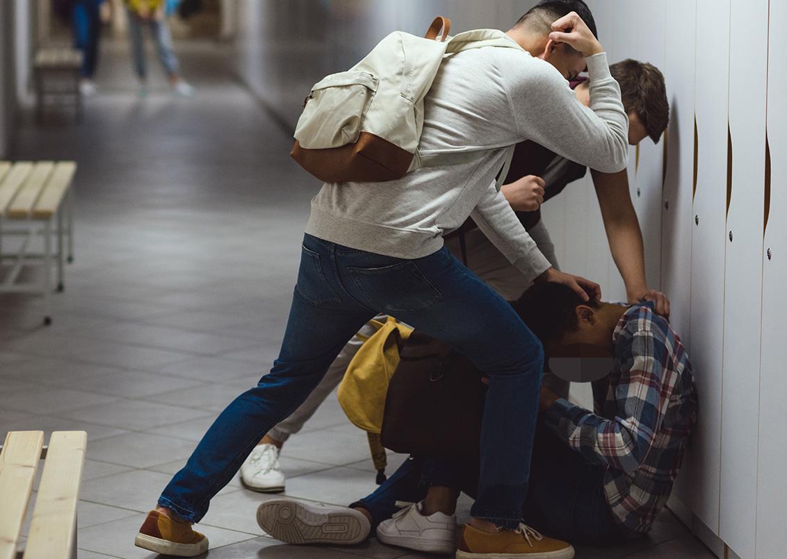 Dieci giovanissimi bulli nei guai: "Ma ti sei visto? Devi sparire" Dieci giovanissimi bulli nei guai: "Ma ti sei visto? Devi sparire"