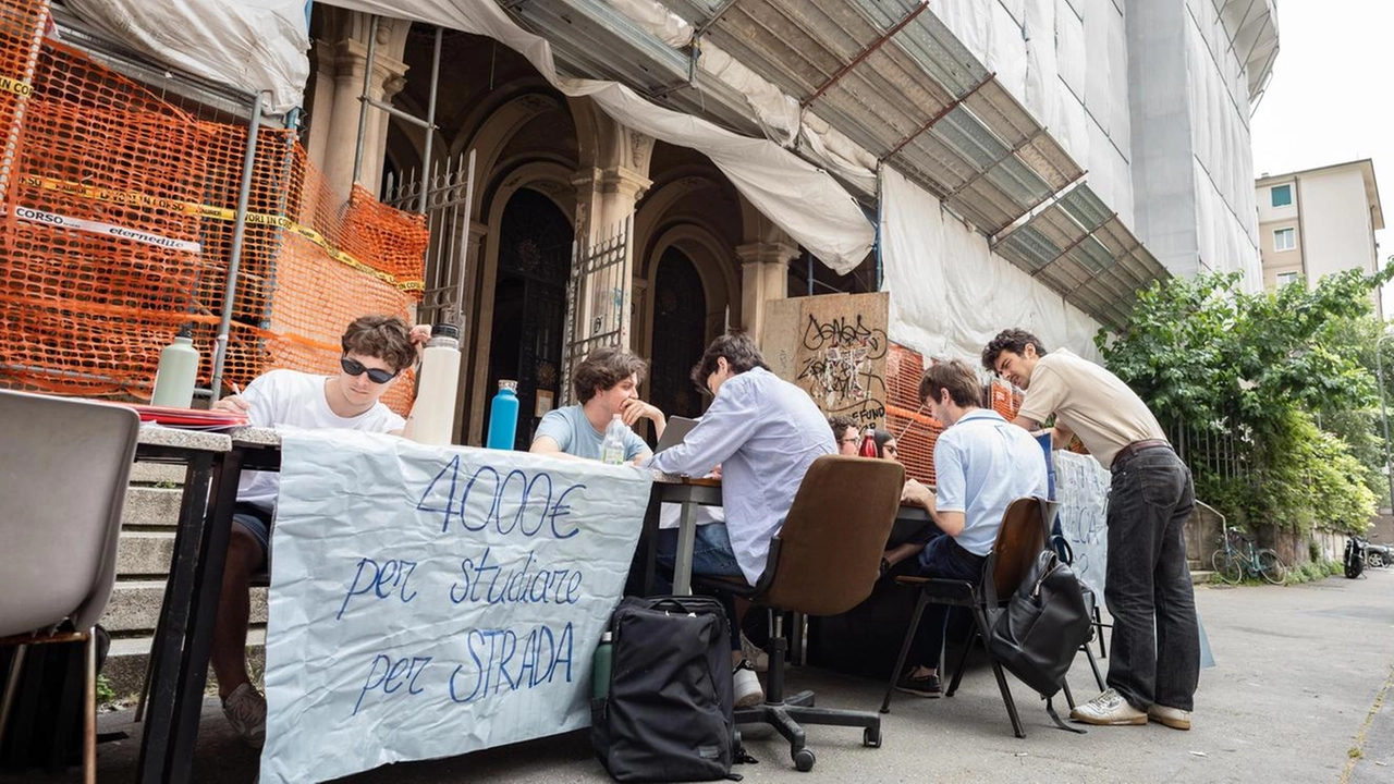 La biblioteca con 100 posti è inagibile da un anno e mezzo e piove nelle aule. Cantieri a singhiozzo. La Statale: "Direzione cambiata, locali alternativi al vaglio".