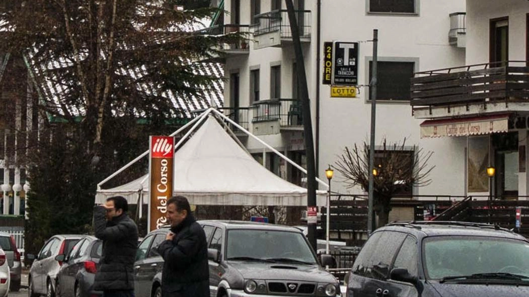 Pedoni e auto al passo dell’Aprica collegamento verso Brescia Pedoni e auto al passo dell’Aprica collegamento verso Brescia