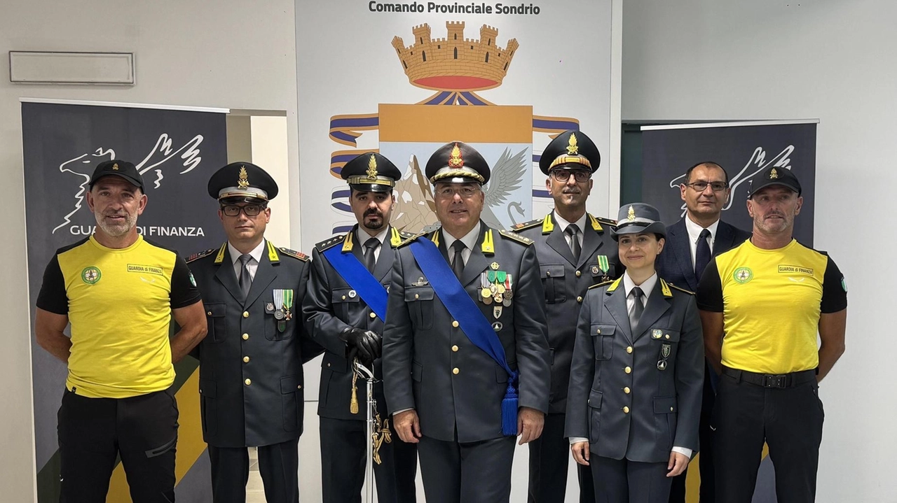Alla caserma Valtellina la Guardia di Finanza ha celebrato l’anniversario delle fondazione Emozionato il colonnello Giuseppe Cavallaro Alla caserma Valtellina la Guardia di Finanza ha celebrato l’anniversario delle fondazione Emozionato il colonnello Giuseppe Cavallaro