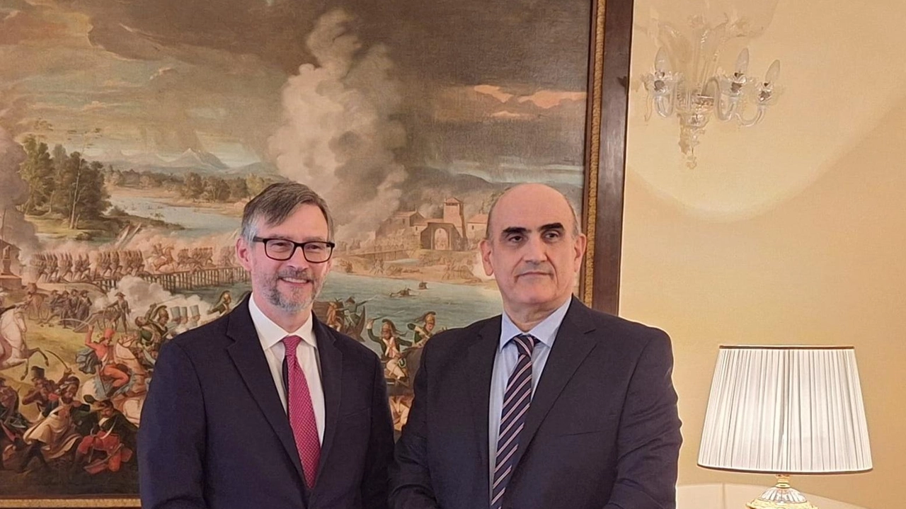 Stretta di mano, nel salone di rappresentanza in Prefettura a Lodi, tra il prefetto di Lodi Enrico Roccatagliata e il... Stretta di mano, nel salone di rappresentanza in Prefettura a Lodi, tra il prefetto di Lodi Enrico Roccatagliata e il...