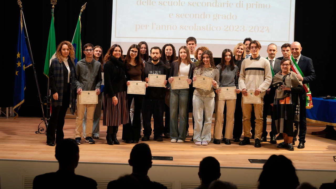 Il parroco Iginio Passerini mostra al vescovo Maurizio Malvestiti l’antica pergamena datata 1044 che testimonia come il cult o di San Biagio a Codogno risalga a mille anni fa