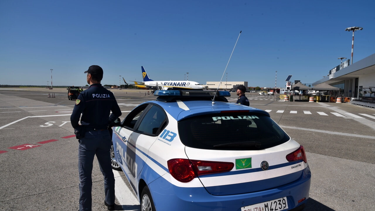 La polizia di frontiera in servizio all'aeroporto di Orio al Serio La polizia di frontiera in servizio all'aeroporto di Orio al Serio