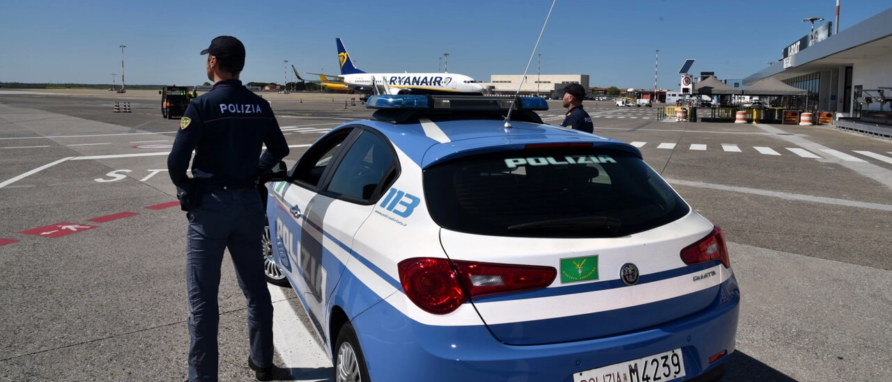 Minuti da incubo a Orio al Serio: passeggero aggredisce la polizia e tenta di rubare la pistola a un agente