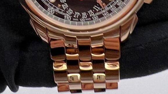 Rapinato dell’orologio da 80mila euro Rapinato dell’orologio da 80mila euro