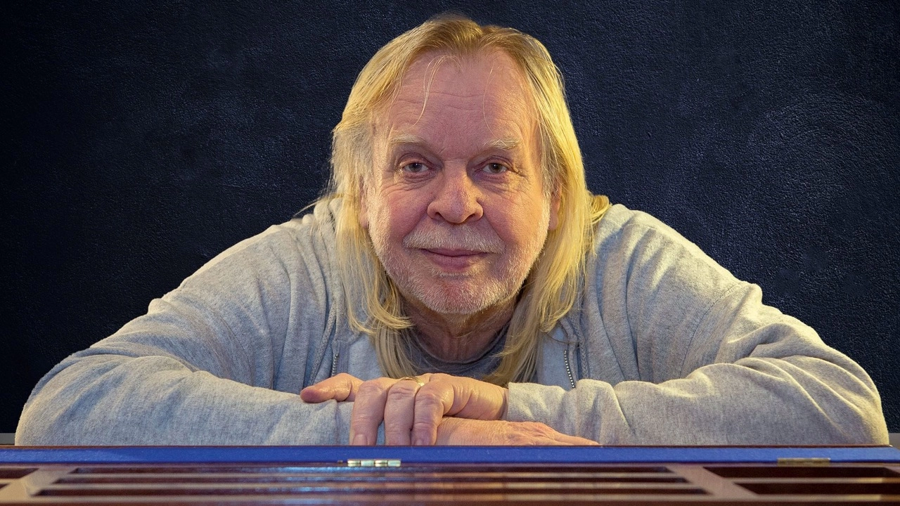 Rick Wakeman, 75 anni, tastierista e compositore Ex membro degli Strawbs e degli Yes è stato una colonna del prog-rock ma ha anche suonato al fianco di altri giganti come Ozzy Osbourne o Elton John Rick Wakeman, 75 anni, tastierista e compositore Ex membro degli Strawbs e degli Yes è stato una colonna del prog-rock ma ha anche suonato al fianco di altri giganti come Ozzy Osbourne o Elton John