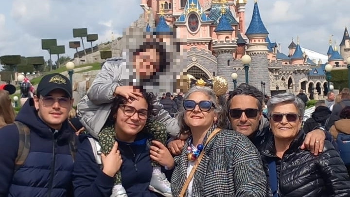 La piccola Roberta e il sogno realizzato di visitare Disneyland Paris (Foto facebook 'Nessuno escluso')