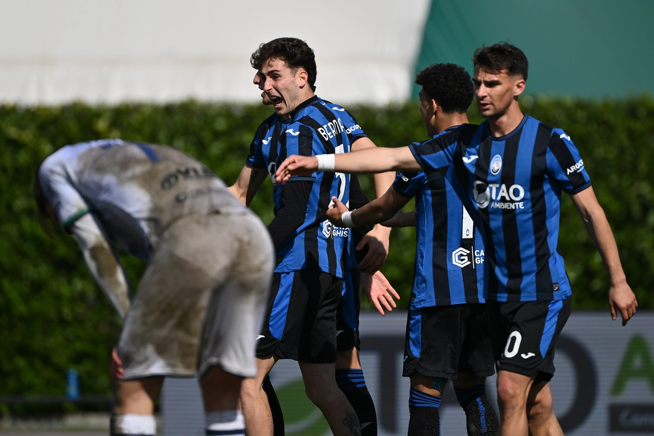 Al centro nella foto Lorenzo Bernasconi dell'Under 23 dell'Atalanta, altro grande protagonista della partita col Lipsia
