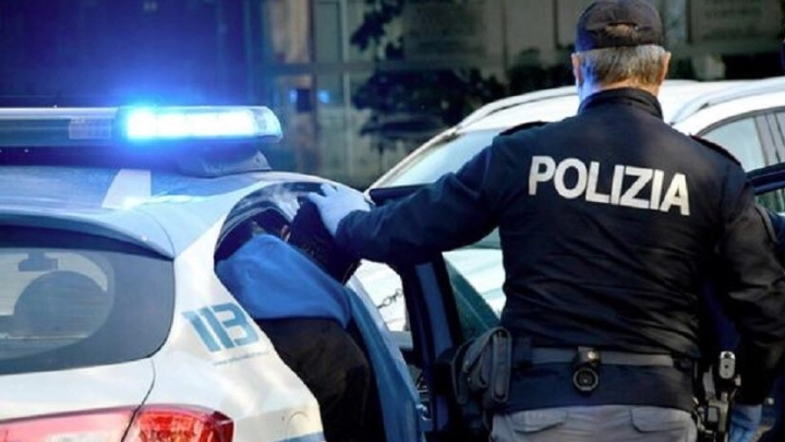 L'uomo è stato portato al Bassone dalla Polizia di Stato L'uomo è stato portato al Bassone dalla Polizia di Stato