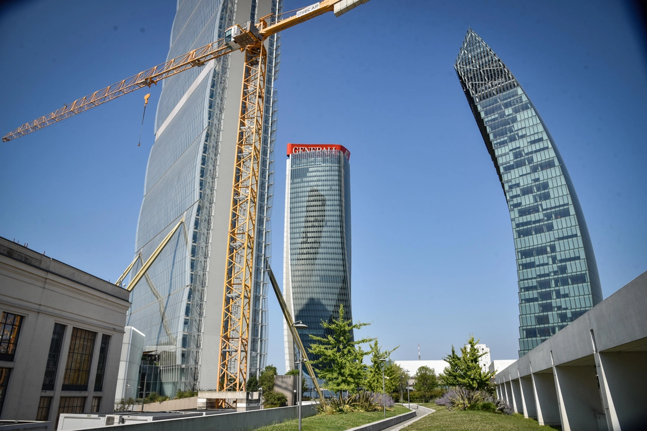 L’insegna “Generali” sulla torre Generali di Citylife pericolante, isolata l’area sottostante e chiuso il centro commerciale