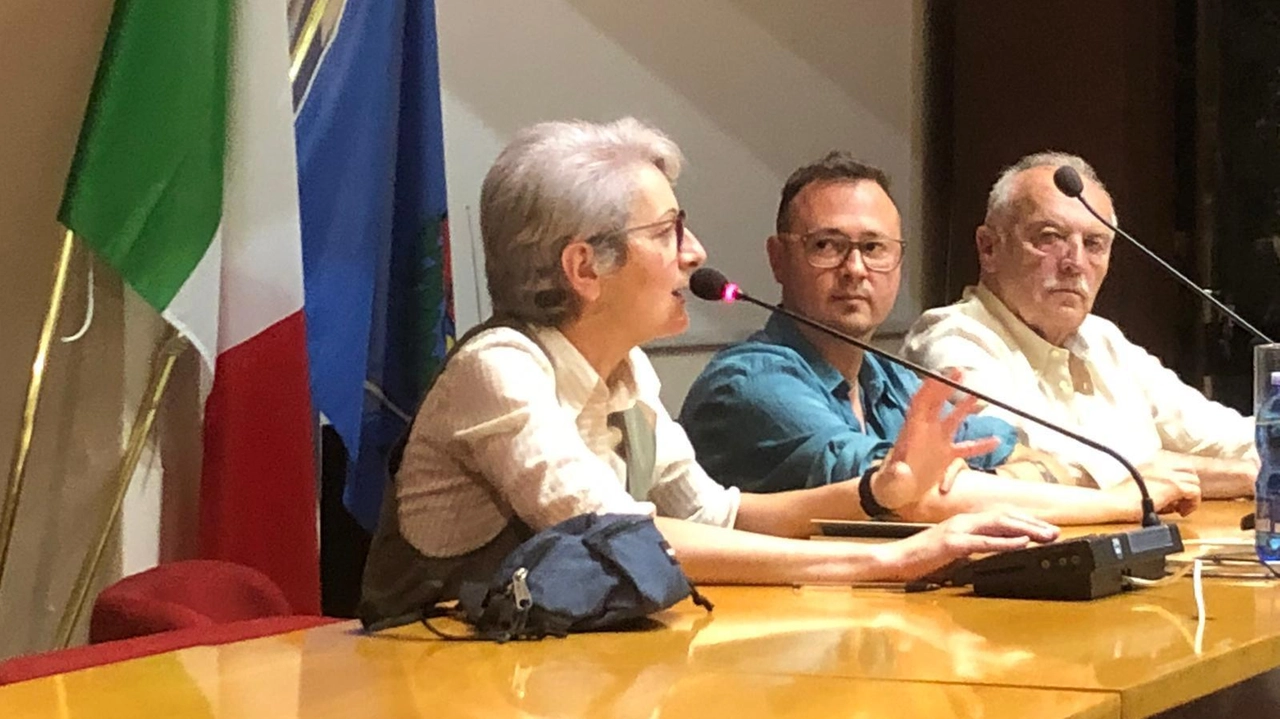 Fabio Ferrari al centro insieme alla bibliotecaria Michela Borgonovo e all’assessore alla Cultura Carlo Schieppati