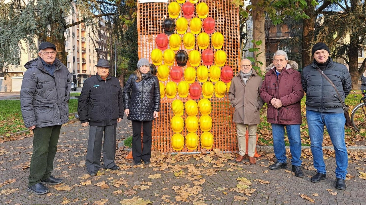 Caschi antinfortunistici gialli per rappresentare chi lavora, caschi rossi per ricordare gli infortunati e caschi neri per non dimenticare... Caschi antinfortunistici gialli per rappresentare chi lavora, caschi rossi per ricordare gli infortunati e caschi neri per non dimenticare...