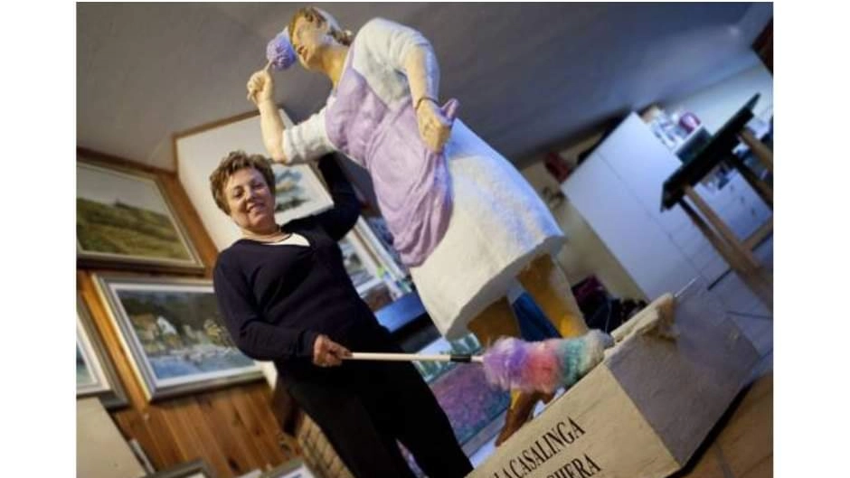 Paola Zanin posa orgogliosa davanti alla statua che le era stata regalata e che raffigura una massaia con in mano uno spolverino e il foulard in testa Paola Zanin posa orgogliosa davanti alla statua che le era stata regalata e che raffigura una massaia con in mano uno spolverino e il foulard in testa