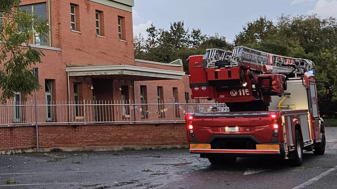 I vigili del fuoco fuori dalla scuola dell'infanzia di Bernareggio I vigili del fuoco fuori dalla scuola dell'infanzia di Bernareggio