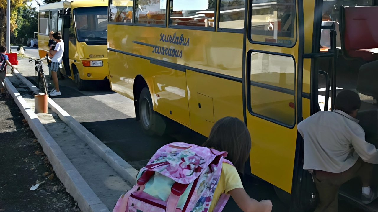 Gli alunni iscritti allo scuolabus sono 527 ben 60 in più rispetto alle aspettative I genitori devono solo raggiungere la fermata Gli alunni iscritti allo scuolabus sono 527 ben 60 in più rispetto alle aspettative I genitori devono solo raggiungere la fermata