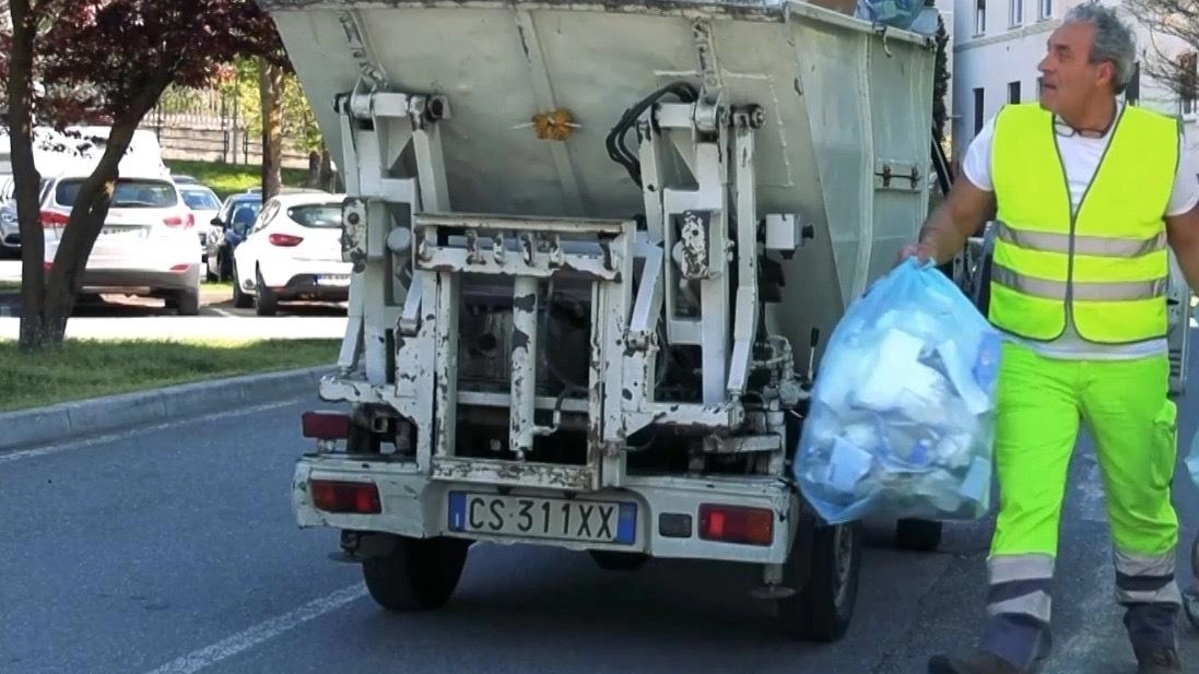 Ieri sera alla scuola di Ponchiera l’ultimo degli otto incontri pubblici organizzati proprio per chiarire ogni dubbio e da lunedì... Ieri sera alla scuola di Ponchiera l’ultimo degli otto incontri pubblici organizzati proprio per chiarire ogni dubbio e da lunedì...