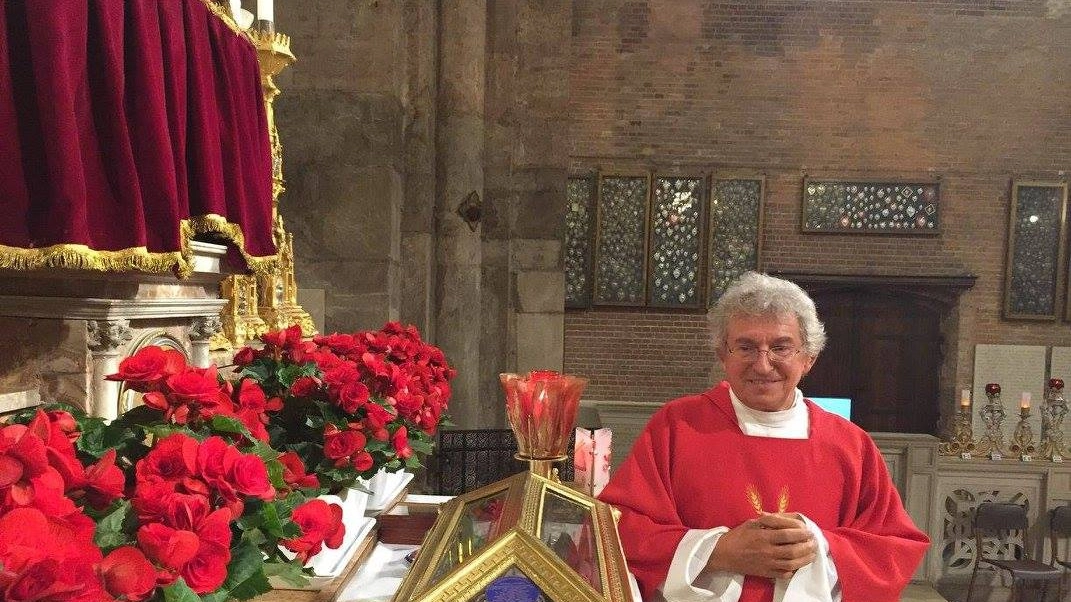 Padre Giovanni Lenzi, accanto alla tomba di Sant'Agostino nella basilica di San Pietro in Ciel d'Oro
